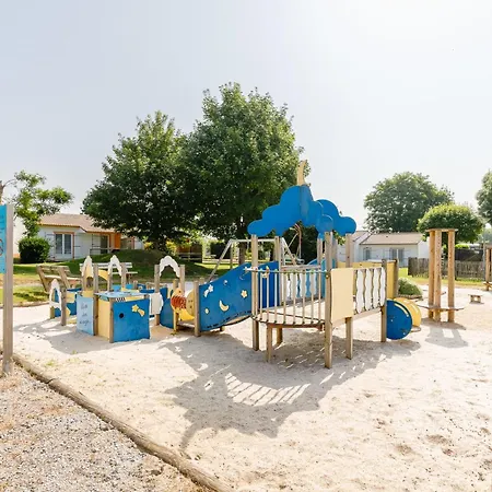 23 - L'hirondelle - Village *