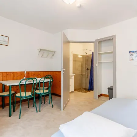 23 - L'hirondelle - Village *
